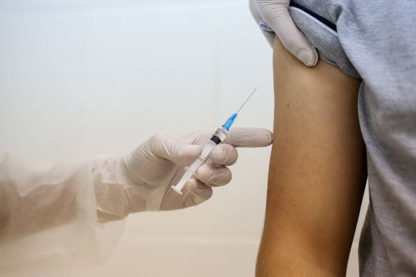 «Делает свое злое дело внутри организма»: правда ли, что прививка может навредить здоровью?