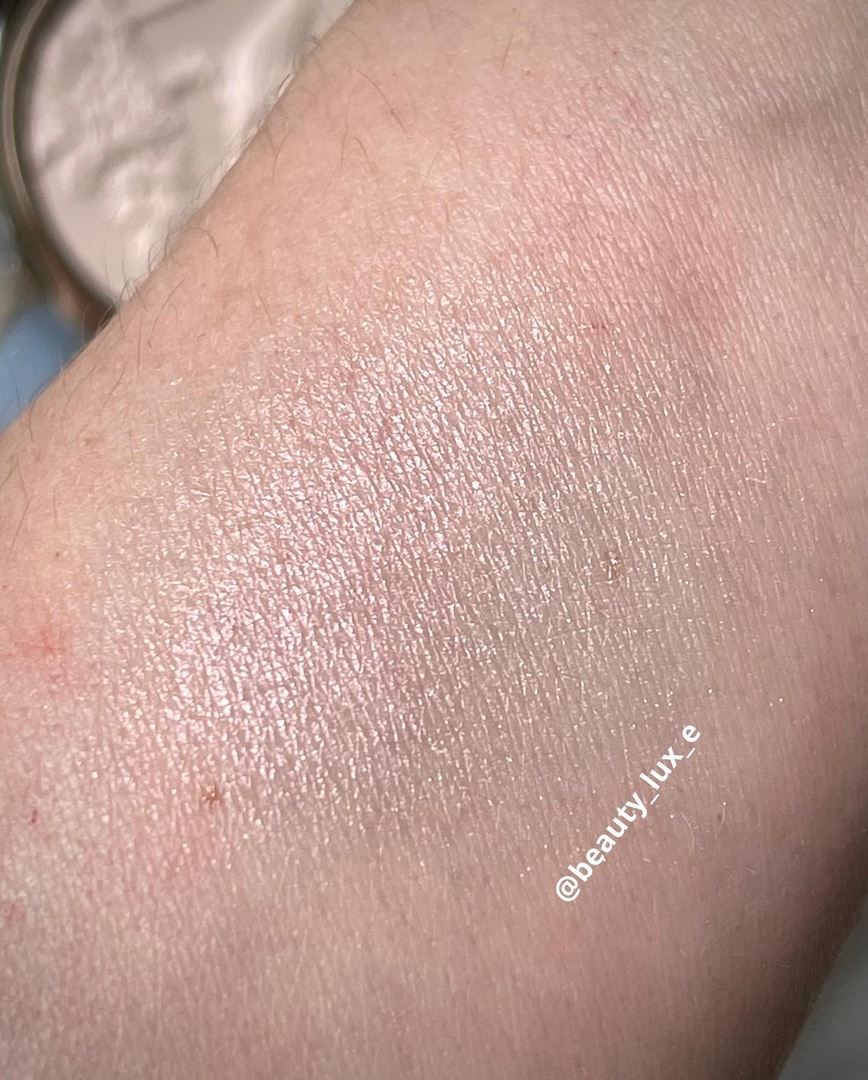 Chantecaille Perle Lumiere Highlighter Christmas Holiday 2021 - Swatches
