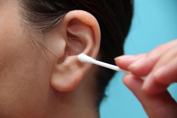 Ватные палочки и наушники вредны для ушей? Обсуждаем с ЛОРом