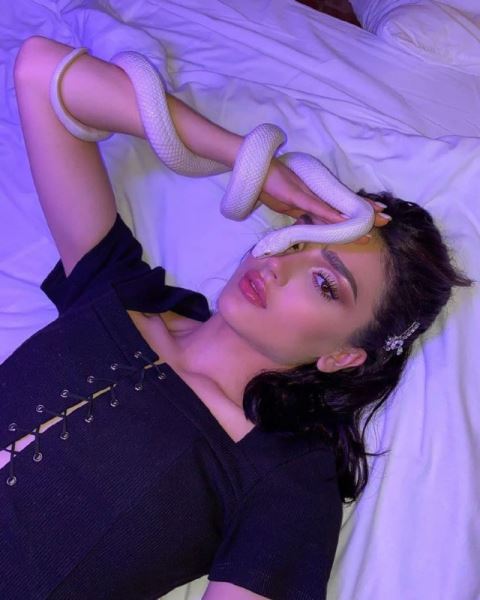 Дина Саева нашла потерянную змею